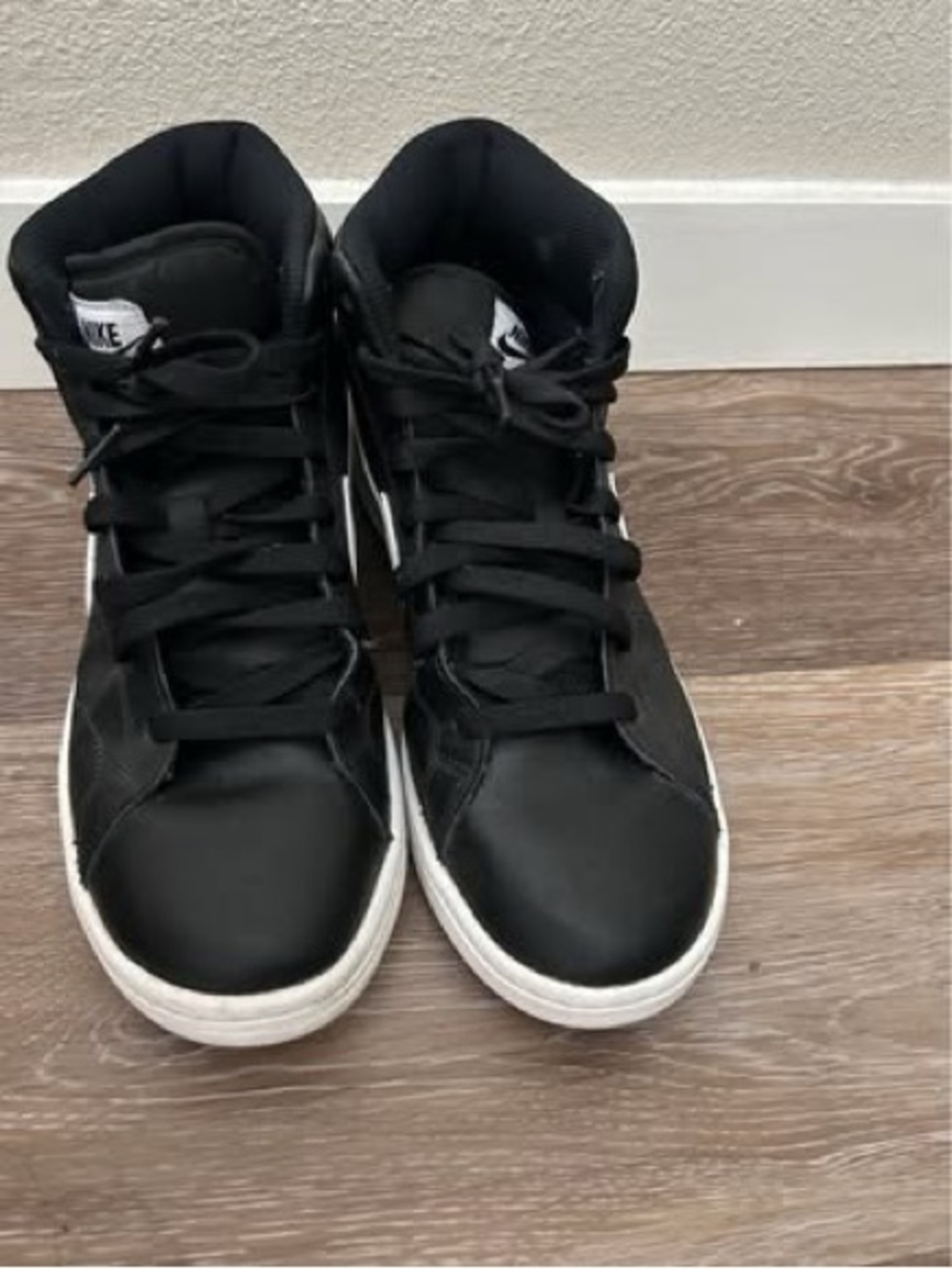 Nike Black and White Woman Mid-Top Sneakers